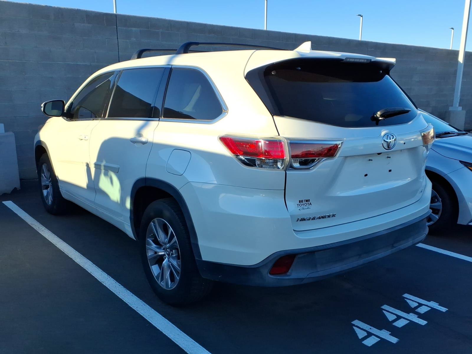 Used 2016 Toyota Highlander Plus FWD image 3