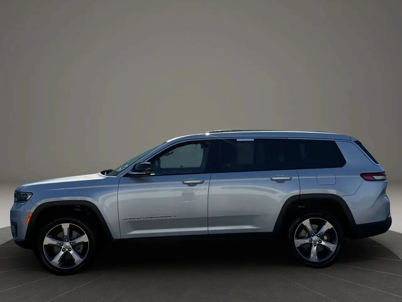 Used 2021 Jeep Grand Cherokee L Limited AWD/4WD image 2