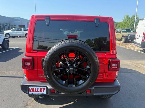 Used 2025 Jeep Wrangler Unlimited Sahara AWD/4WD image 5