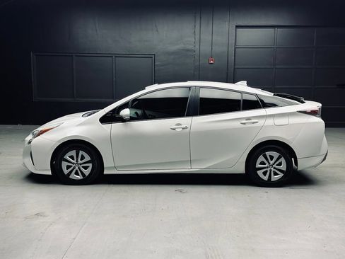 Used 2016 Toyota Prius Four w/ Advanced Technology Package FWD image 4