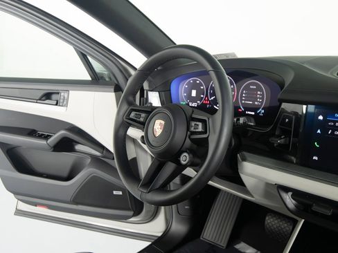 Certified 2026 Porsche Cayenne E-Hybrid AWD/4WD image 33