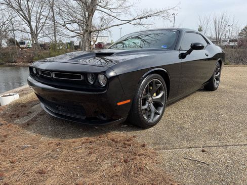 Used 2018 Dodge Challenger SXT image 11