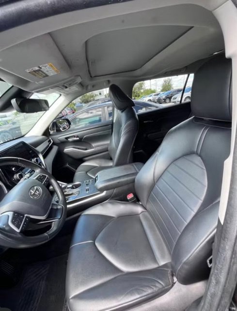 Used 2024 Toyota Highlander XLE FWD image 4