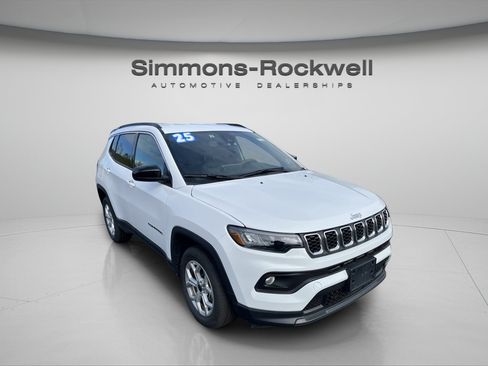 Used 2025 Jeep Compass Latitude AWD/4WD image 7