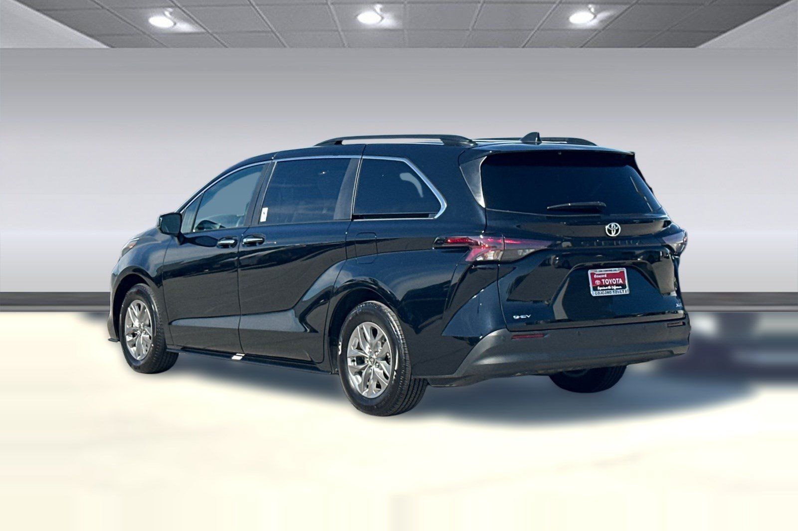 Used 2026 Toyota Sienna XLE FWD image 3