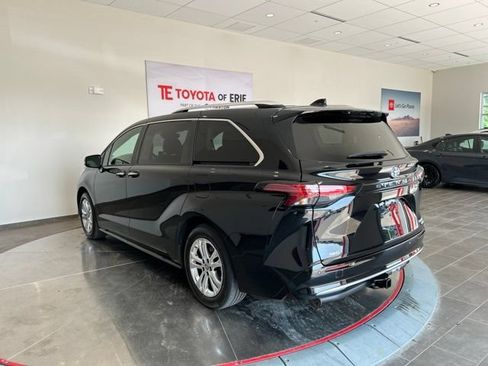 Used 2024 Toyota Sienna Platinum AWD/4WD image 5