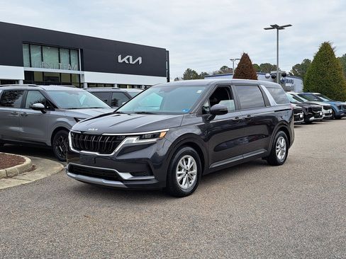 Used 2024 Kia Carnival LX image 2