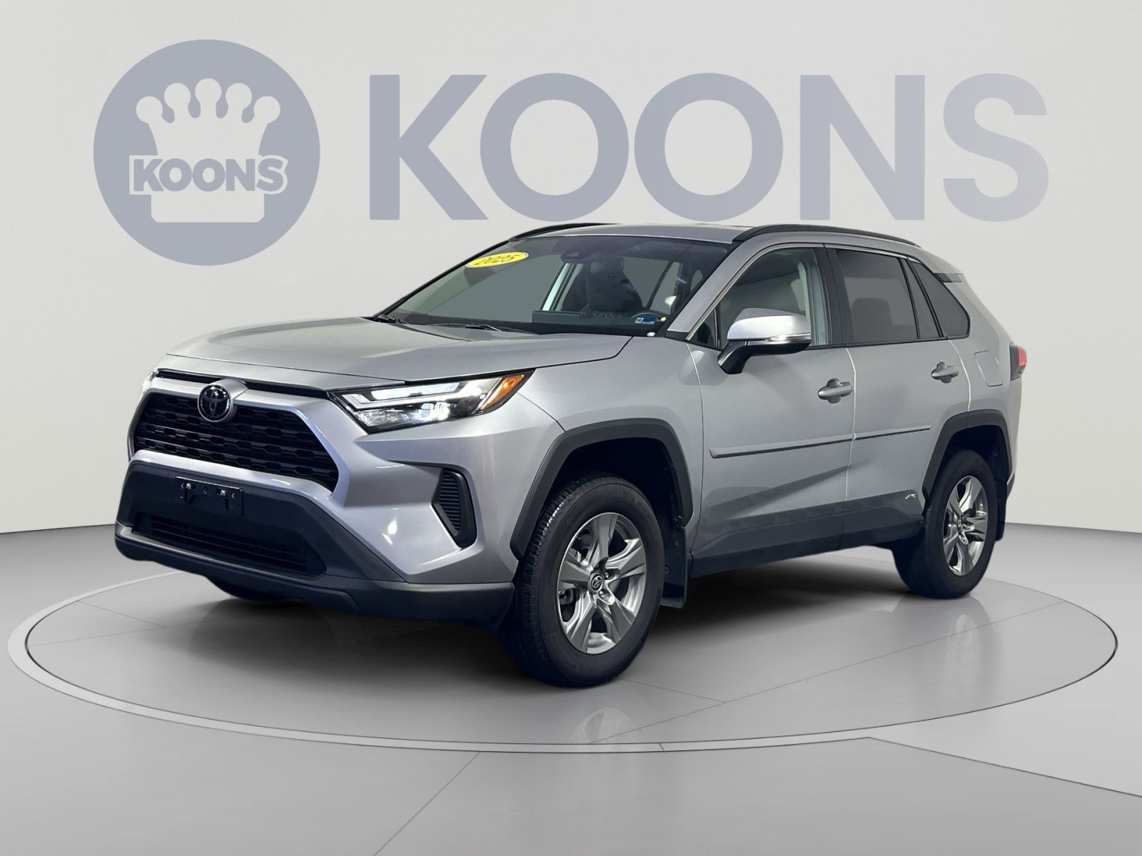 Used 2025 Toyota RAV4 XLE AWD/4WD image 1