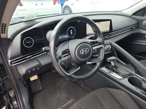Used 2023 Hyundai Elantra SEL w/ Convenience Package FWD image 3