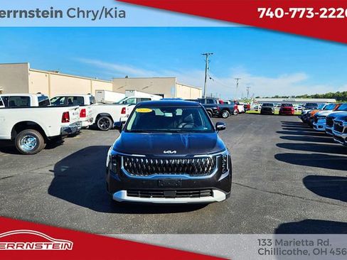 Used 2025 Kia Carnival FWD image 2