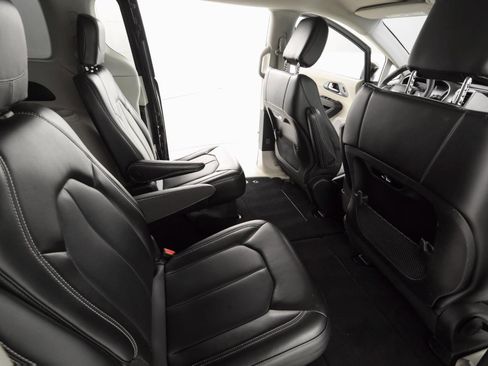 Used 2023 Chrysler Pacifica Touring-L image 28