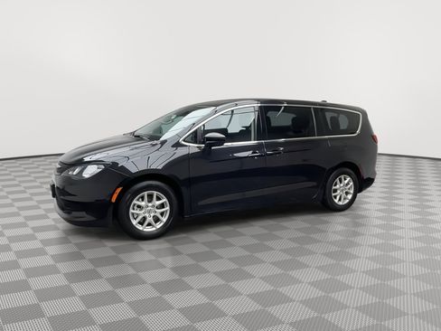 Used 2023 Chrysler Voyager LX image 34