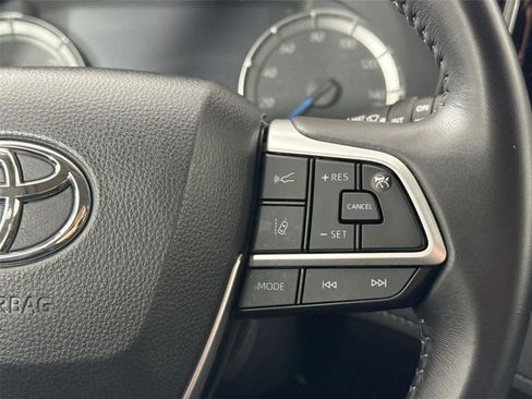 Used 2024 Toyota Highlander LE image 18