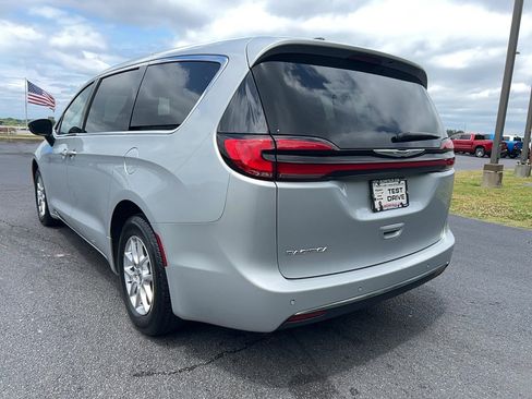 Used 2024 Chrysler Pacifica Touring-L FWD image 7