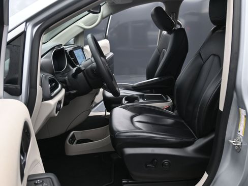 Used 2023 Chrysler Pacifica Touring-L FWD image 23