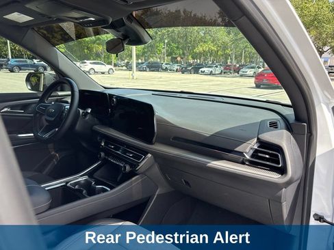Used 2025 Chevrolet Traverse LT w/ Driver Confidence Package FWD image 15