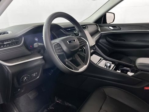 Used 2023 Jeep Grand Cherokee Limited AWD/4WD image 9