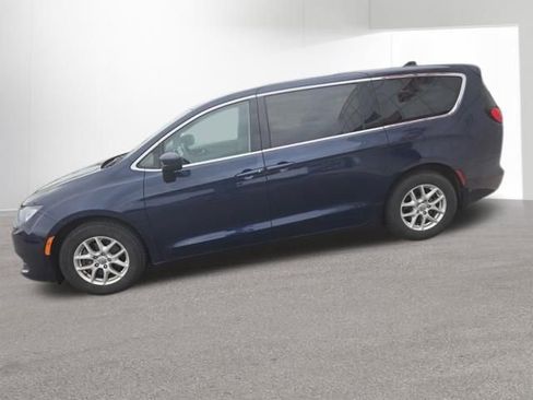 Used 2017 Chrysler Pacifica Touring FWD image 2