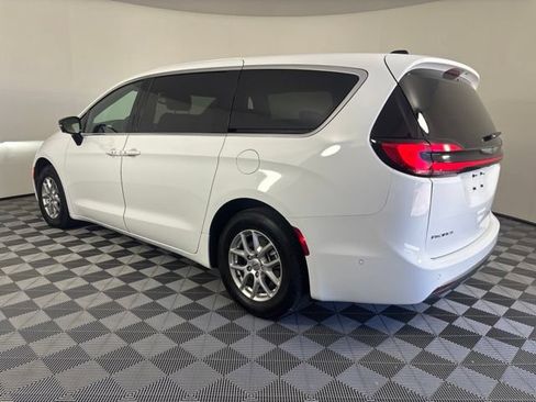 Used 2025 Chrysler Pacifica Select FWD image 37