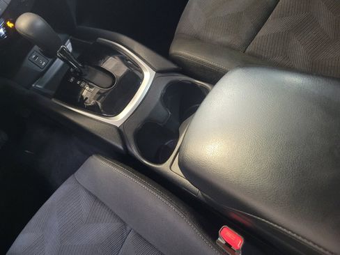 Used 2016 Nissan Rogue SV FWD image 26