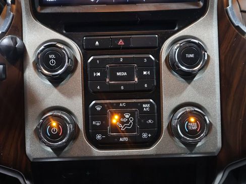 Used 2014 Ford F350 Lariat image 29