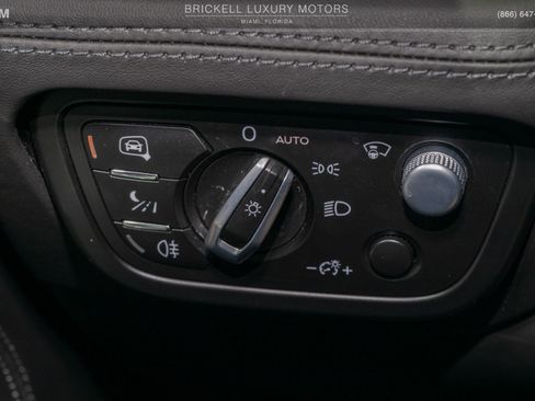 Used 2021 Bentley Bentayga Plug-In Hybrid AWD/4WD image 32