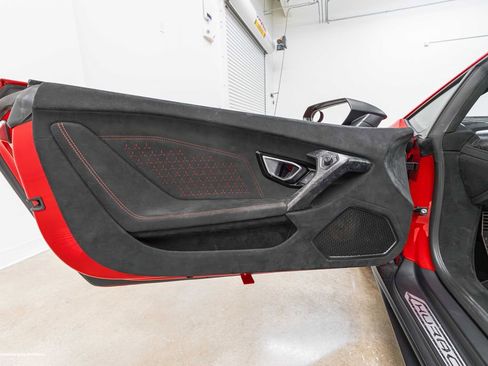 Used 2018 Lamborghini Huracan Performante AWD/4WD image 33