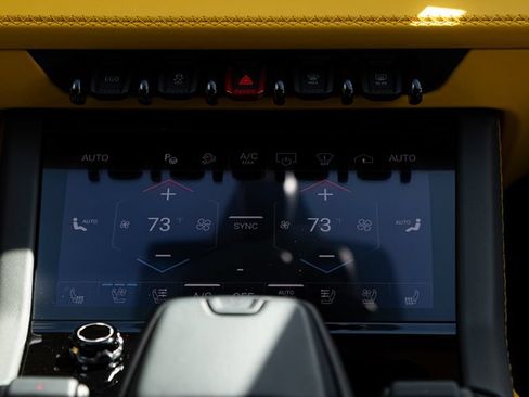 Used 2025 Lamborghini Urus SE AWD/4WD image 17