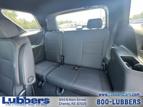 Used 2023 Chevrolet Traverse LT FWD image 21