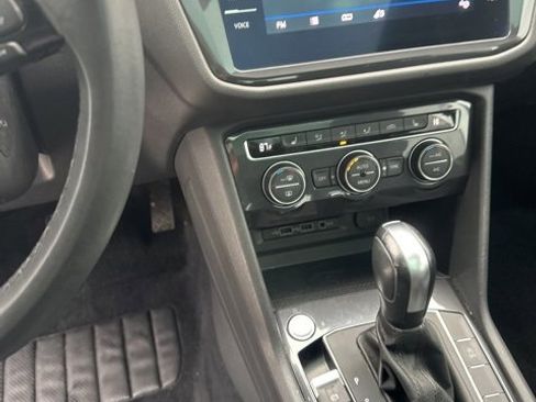 Used 2020 Volkswagen Tiguan SE w/ Panoramic Sunroof Package image 18
