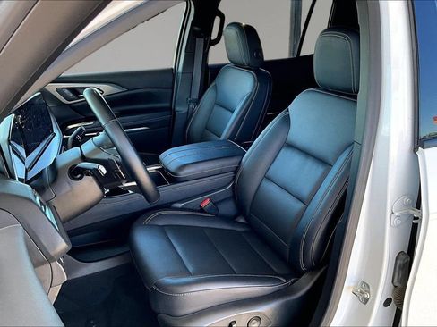Used 2025 Chevrolet Traverse LT FWD image 21