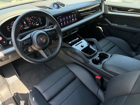 Certified 2026 Porsche Cayenne E-Hybrid AWD/4WD image 4