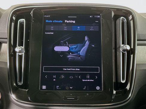 Used 2025 Volvo XC40 B5 Plus image 24