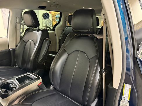 Used 2023 Chrysler Pacifica Touring-L FWD image 44