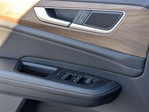 Used 2025 Volkswagen Atlas SE image 14