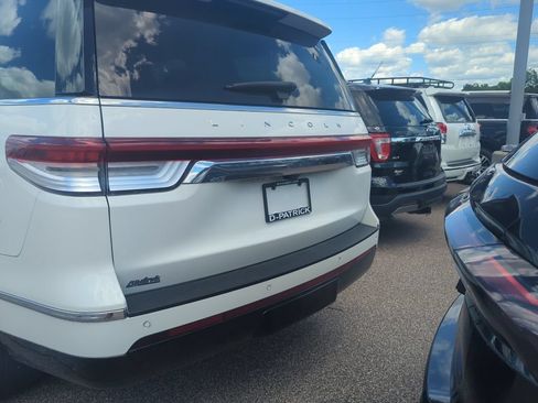 Used 2024 Lincoln Navigator Reserve AWD/4WD image 7