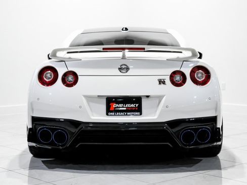 Used 2021 Nissan GT-R Premium image 8
