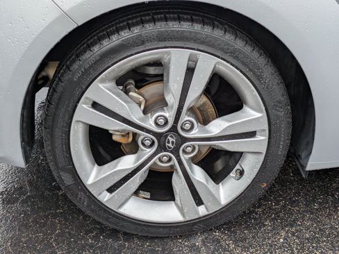 Used 2017 Hyundai Veloster Value Edition w/ Graphic Package (Lower Body) FWD image 8