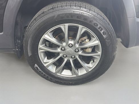 Used 2019 Jeep Cherokee Latitude Plus FWD image 11