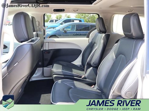 Used 2022 Chrysler Pacifica Limited FWD image 16