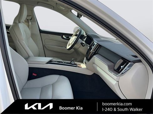 Used 2022 Volvo XC60 B5 Momentum image 11