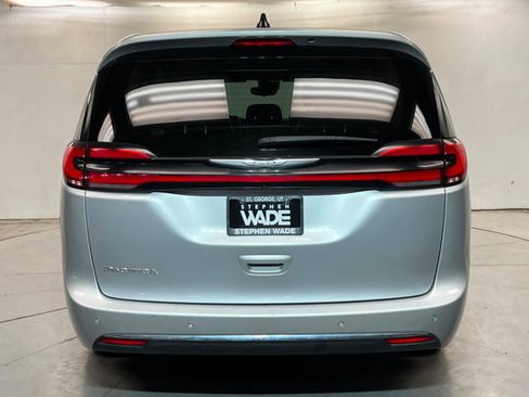Used 2023 Chrysler Pacifica Touring-L FWD image 4