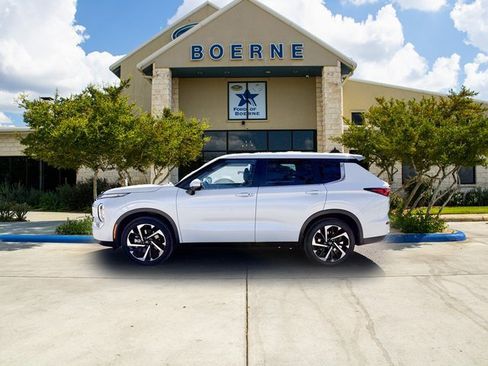 Used 2023 Mitsubishi Outlander SE image 2