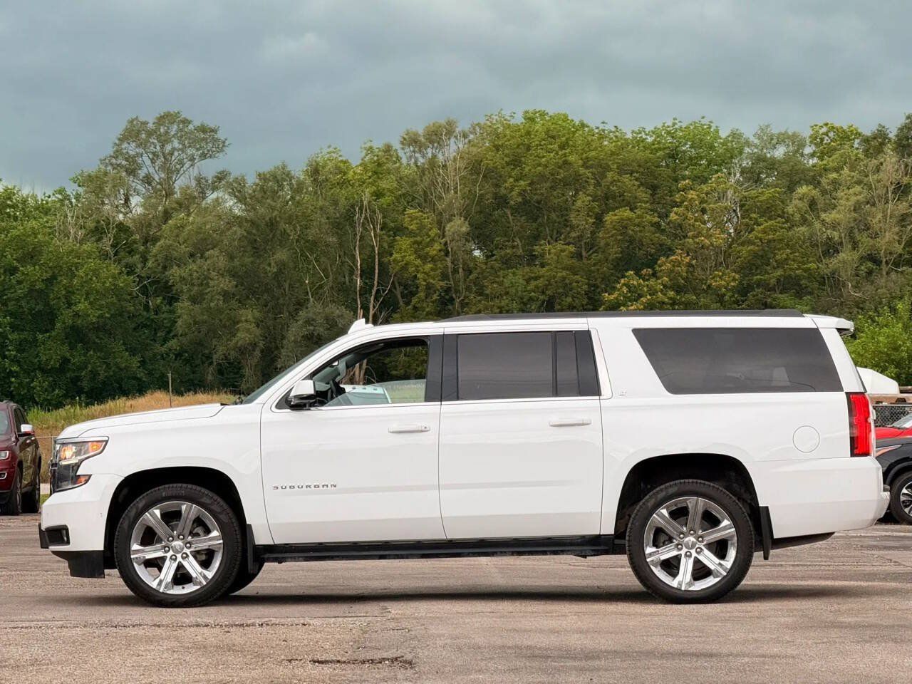 Used 2019 Chevrolet Suburban LT w/ Luxury Package AWD/4WD image 5