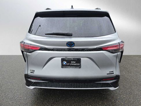 Used 2023 Toyota Sienna XSE AWD/4WD image 4
