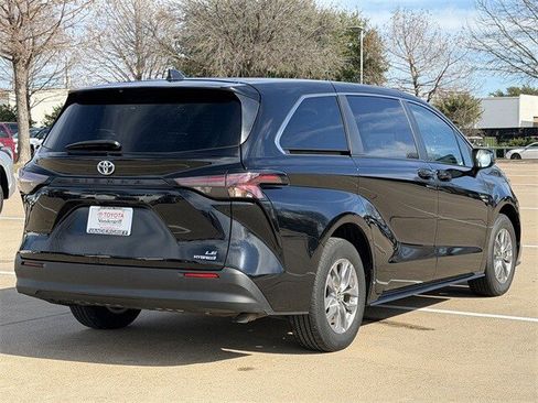 Used 2024 Toyota Sienna LE image 4