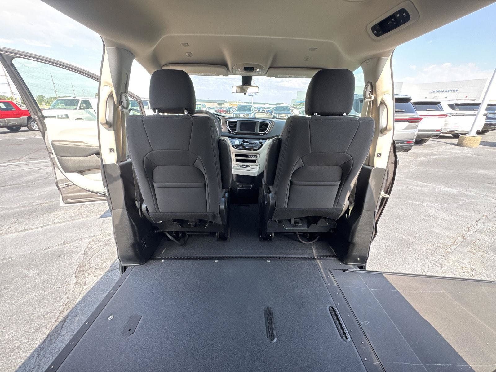Used 2022 Chrysler Voyager LX FWD image 11