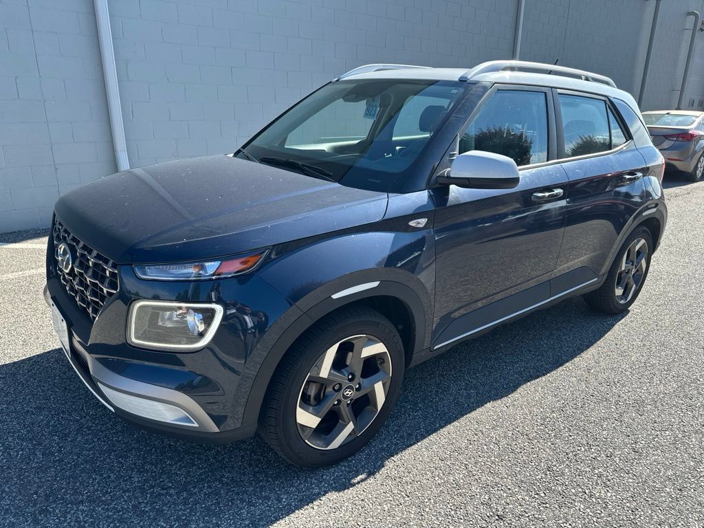 Used 2024 Hyundai Venue Limited FWD image 3