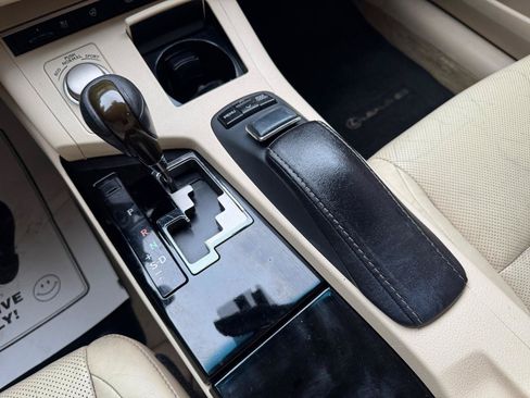 Used 2014 Lexus ES 350 w/ Luxury Package FWD image 16