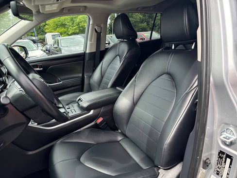 Used 2025 Toyota Highlander XLE AWD/4WD image 17